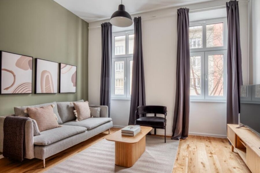 Bright living room with sofa & hardwood floor – 3-room apartment for short-term rental & temporary housing for 1 to 6 months in Vienna