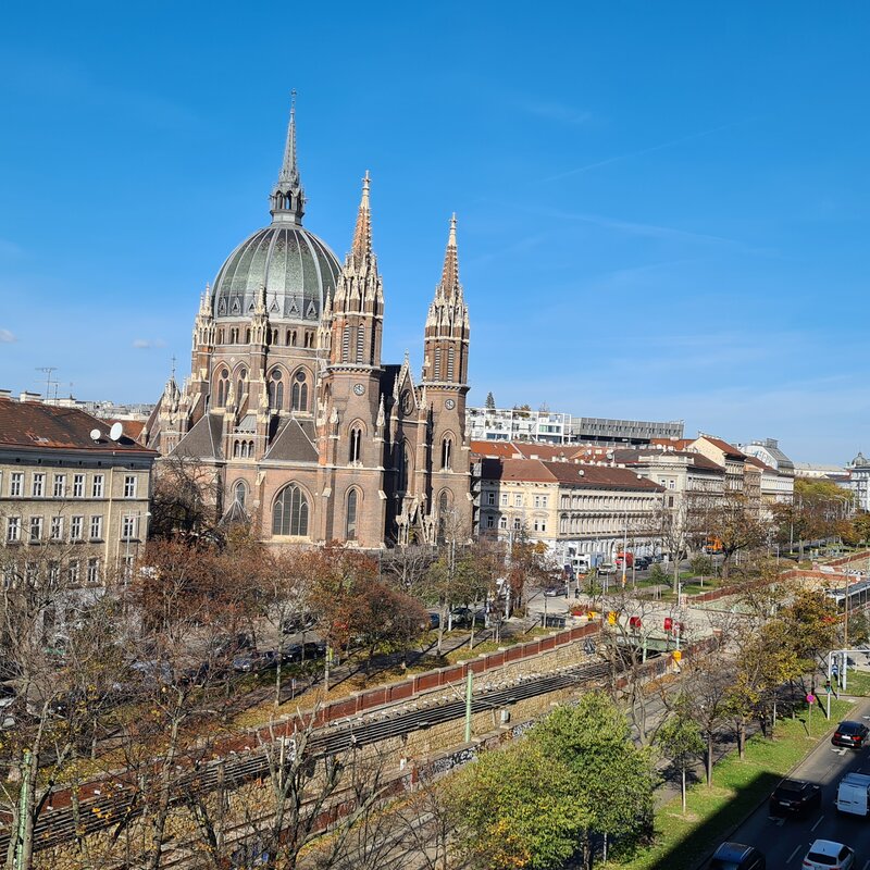 Stadtblick auf Kirche & Gürtel: 2-Zimmer-Wohnung zur Kurzzeitmiete & Wohnen auf Zeit für 1 bis 6 Monate in Wien