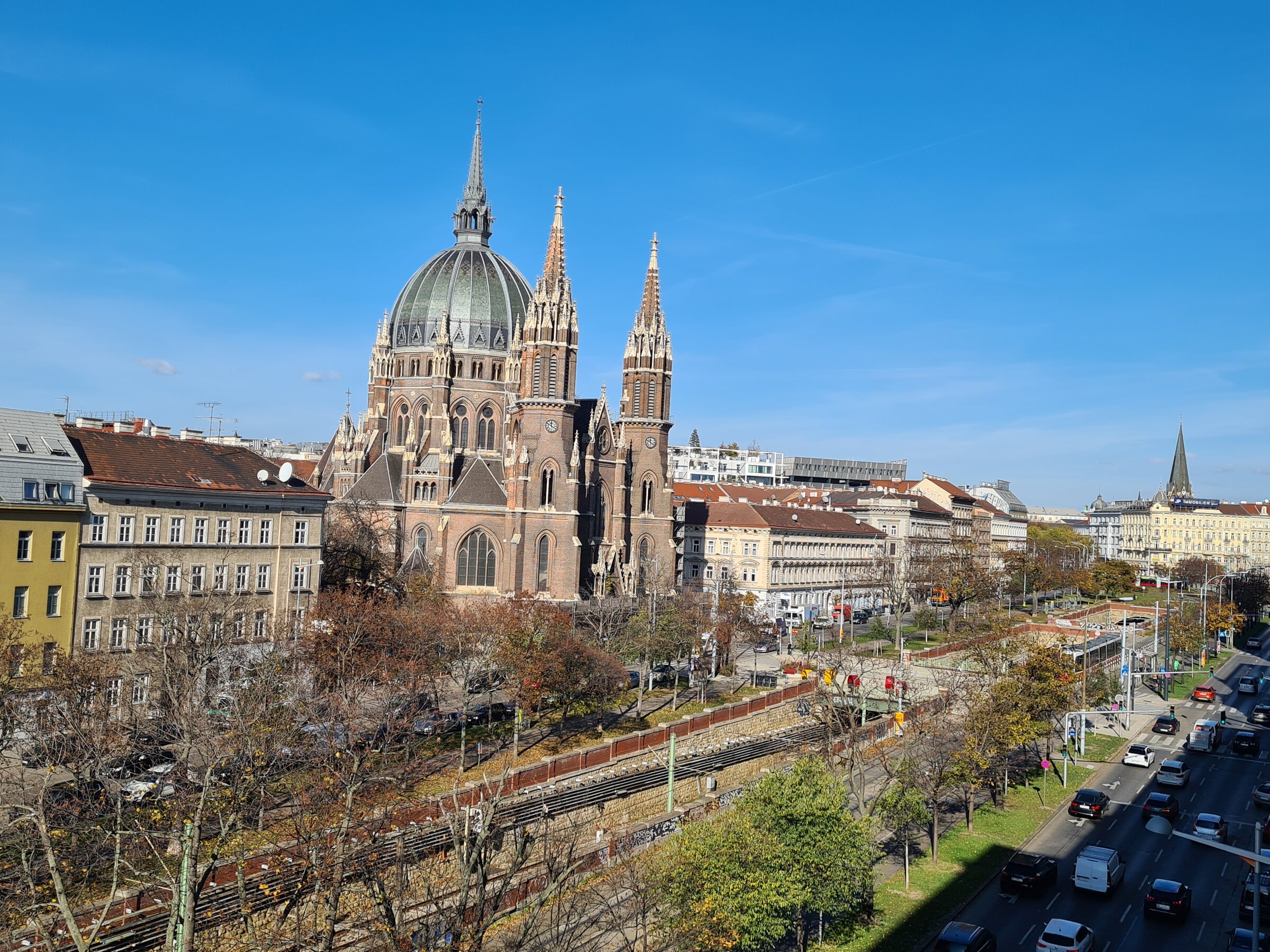 Stadtblick auf Kirche & Gürtel: 2-Zimmer-Wohnung zur Kurzzeitmiete & Wohnen auf Zeit für 1 bis 6 Monate in Wien