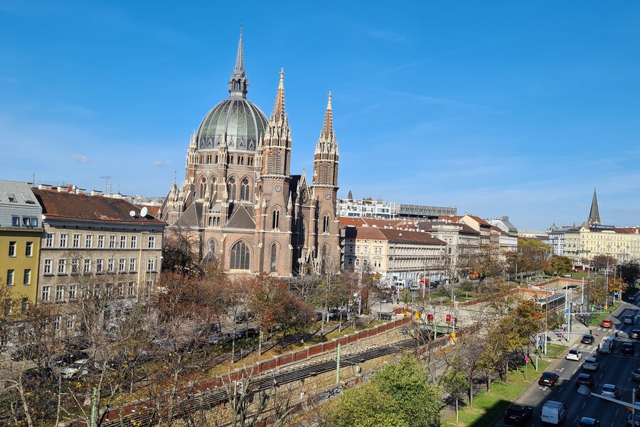Stadtblick auf Kirche & Gürtel: 2-Zimmer-Wohnung zur Kurzzeitmiete & Wohnen auf Zeit für 1 bis 6 Monate in Wien
