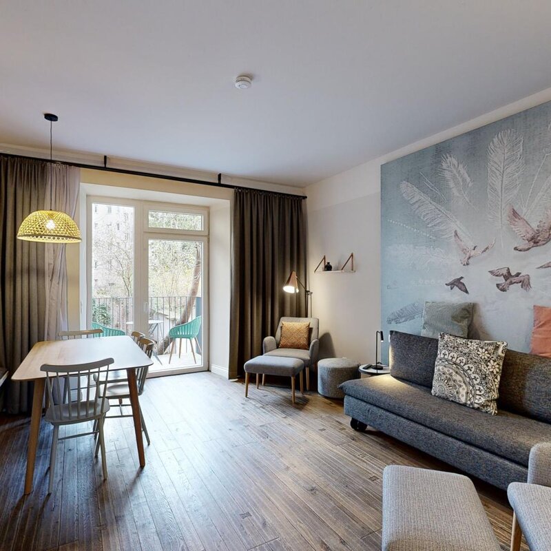 Helles Wohnzimmer mit Designermöbeln & Wandmural – 3-Zimmer Wohnung, Kurzzeitmiete Wien, Wohnen auf Zeit für 1 bis 6 Monate