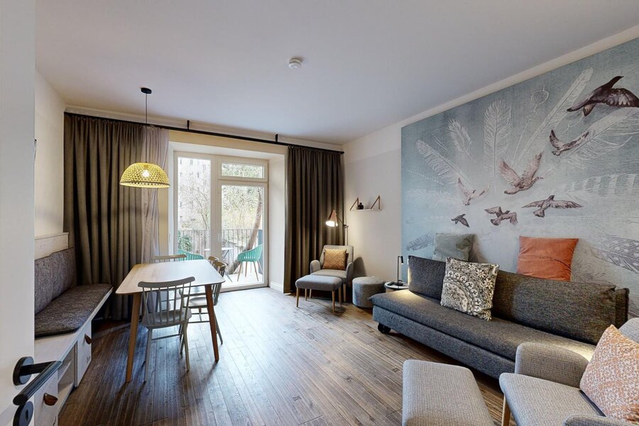 Helles Wohnzimmer mit Designermöbeln & Wandmural – 3-Zimmer Wohnung, Kurzzeitmiete Wien, Wohnen auf Zeit für 1 bis 6 Monate