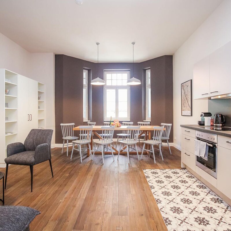 Bright open-plan living & dining area, modern kitchen – 4-room apartment, short-term rental, temporary housing 1 to 6 months, Vienna
