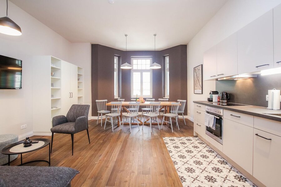 Bright open-plan living & dining area, modern kitchen – 4-room apartment, short-term rental, temporary housing 1 to 6 months, Vienna