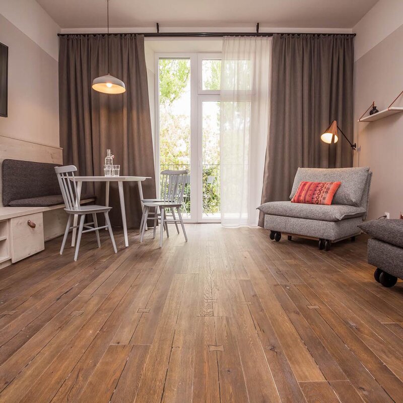 Heller Wohnbereich mit Holzboden & Balkon – 2-Zimmer Wohnung, Kurzzeitmiete & Wohnen auf Zeit für 1 bis 6 Monate in Wien