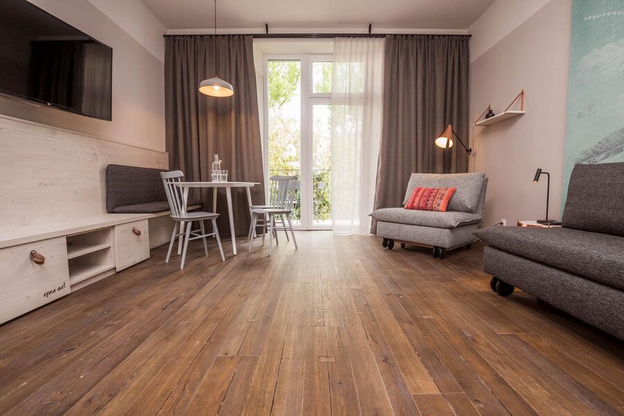 Heller Wohnbereich mit Holzboden & Balkon – 2-Zimmer Wohnung, Kurzzeitmiete & Wohnen auf Zeit für 1 bis 6 Monate in Wien