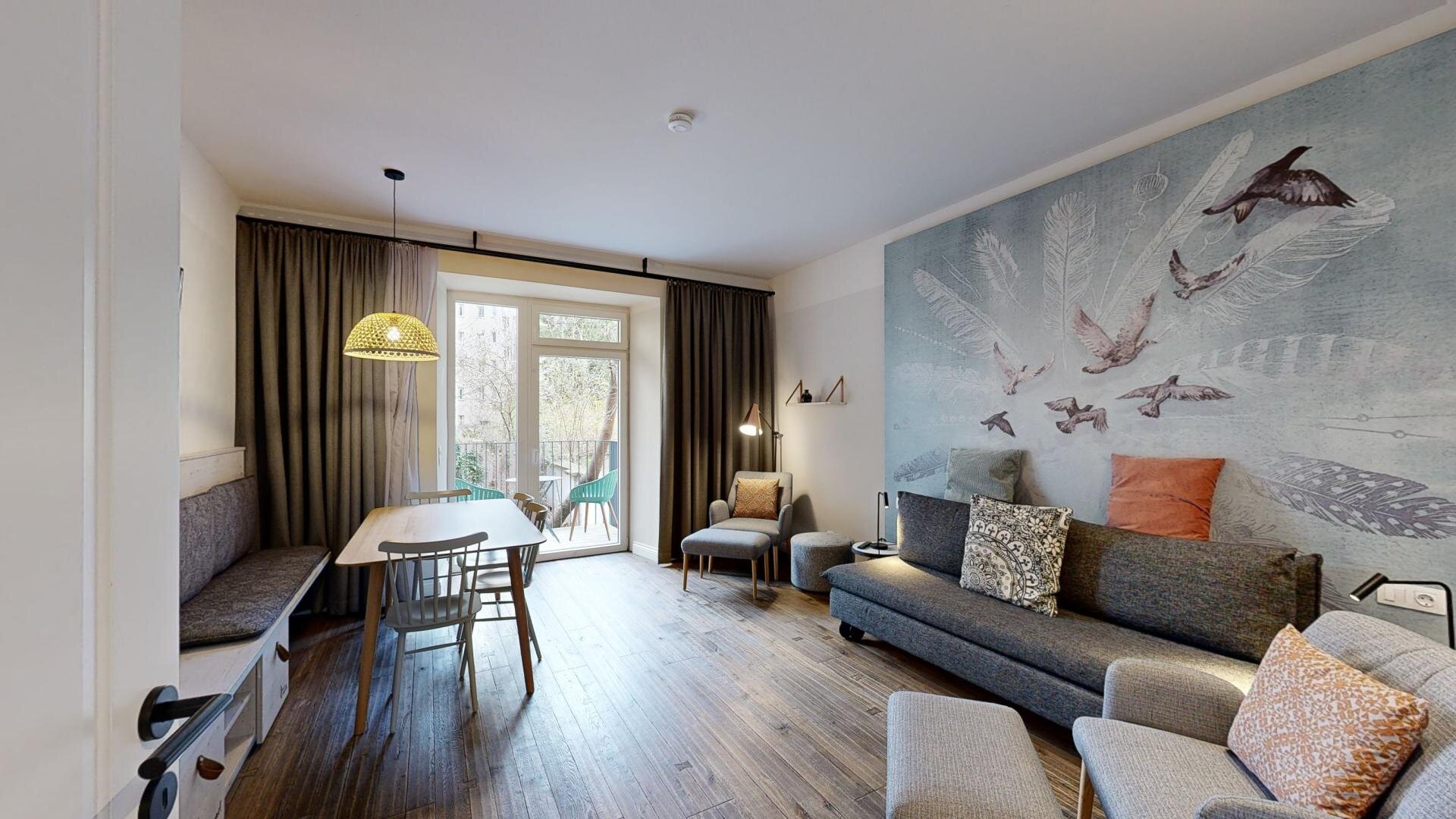 Helles Wohnzimmer mit Designermöbeln & Wandmural – 3-Zimmer-Wohnung, Kurzzeitmiete Wien, Wohnen auf Zeit 1 bis 6 Monate