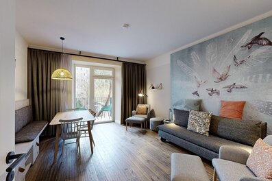 Helles Wohnzimmer mit Designermöbeln & Wandmural – 3-Zimmer-Wohnung, Kurzzeitmiete Wien, Wohnen auf Zeit 1 bis 6 Monate