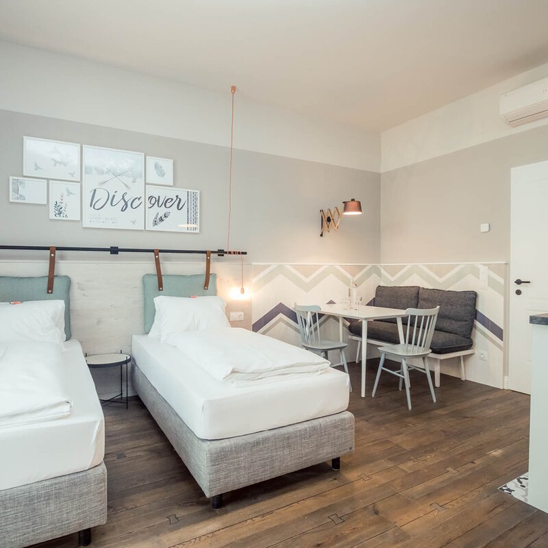 Living/sleeping area