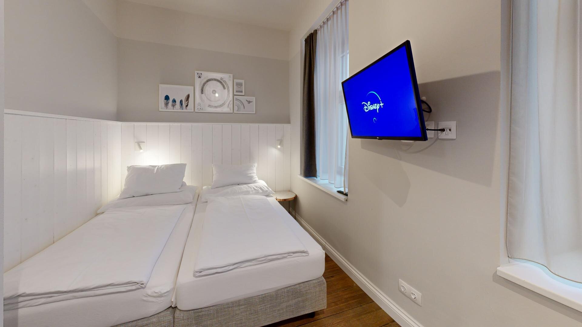 Schlafzimmer 1