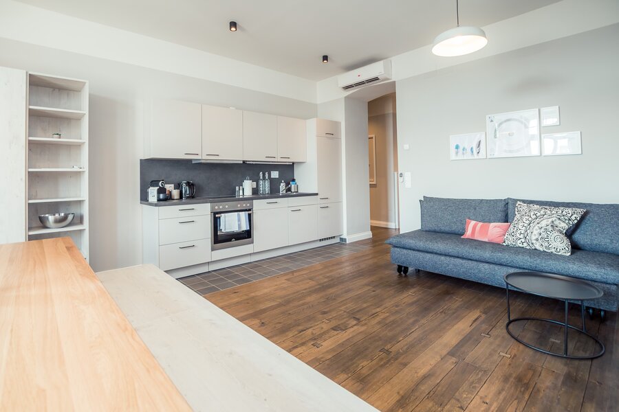 Wohnbereich mit Essplatz und Küche