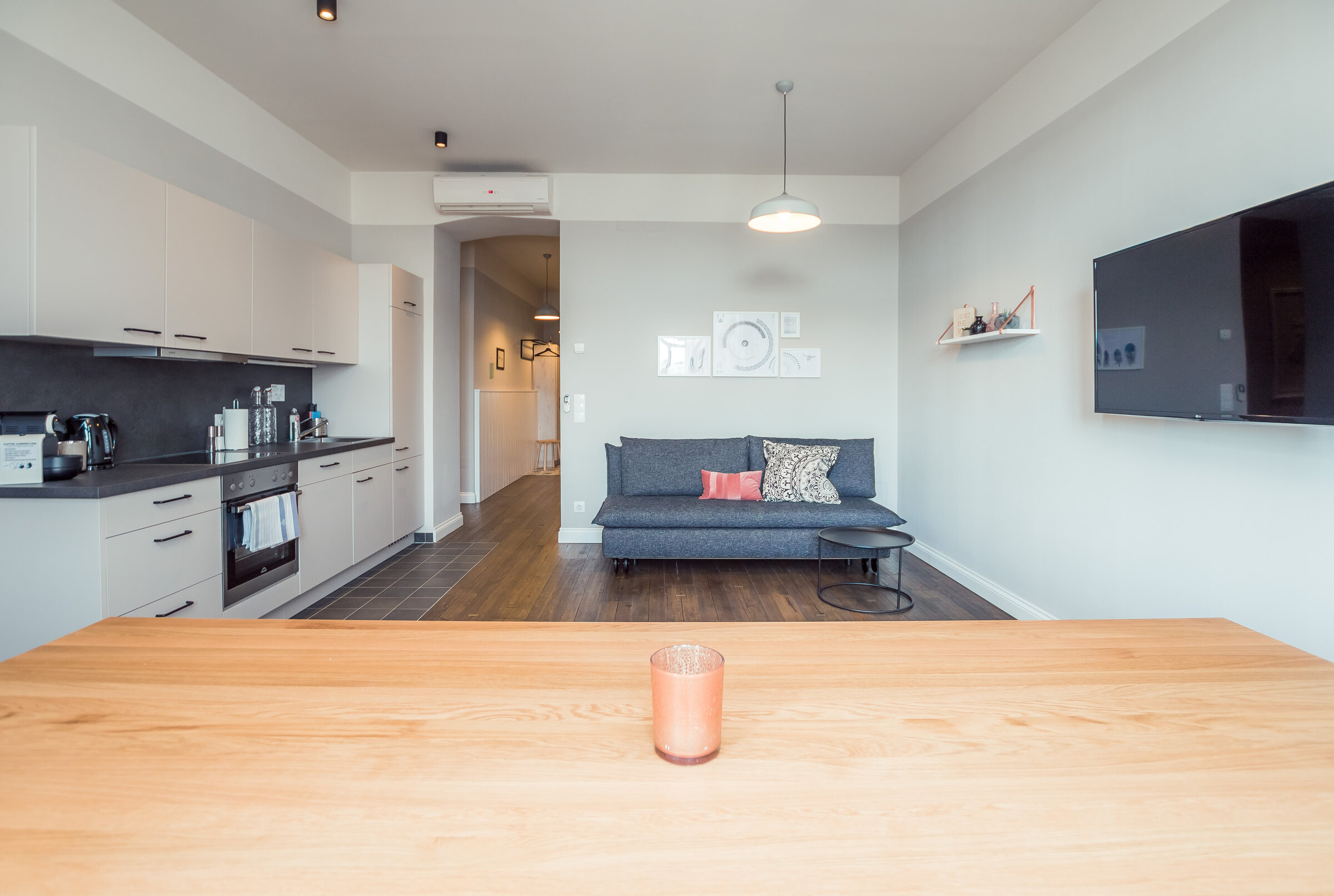 Wohnbereich mit Essplatz und Küche