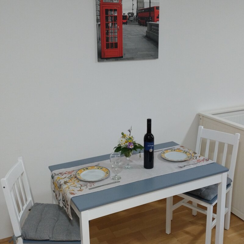 Tisch in Raum + Wien 