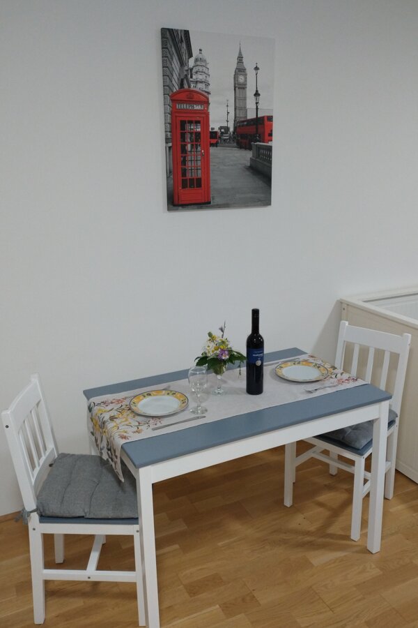 Tisch in Raum + Wien 