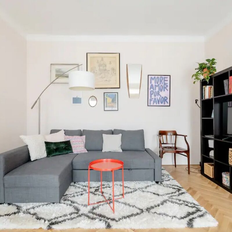 Wohnzimmer mit Couch und Kasten | © Robert Hartinger