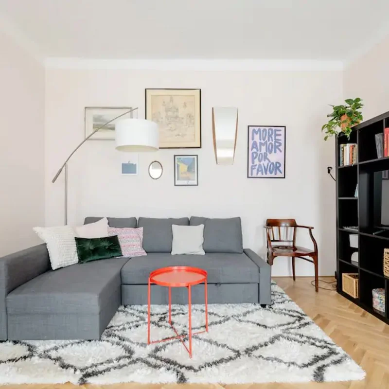 Wohnzimmer mit Couch und Kasten | © Robert Hartinger