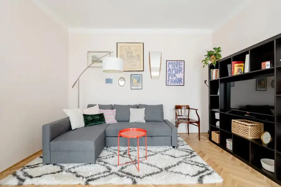 Wohnzimmer mit Couch und Kasten | © Robert Hartinger