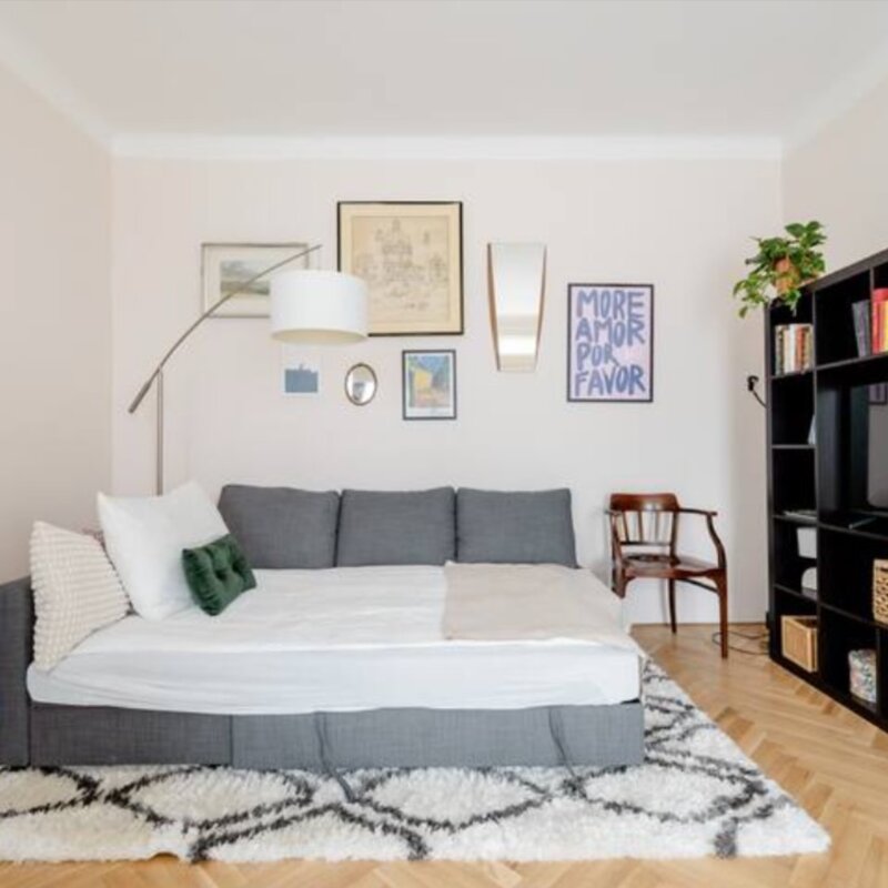 Wohnzimmer mit ausgezogener Couch | © Robert Hartinger