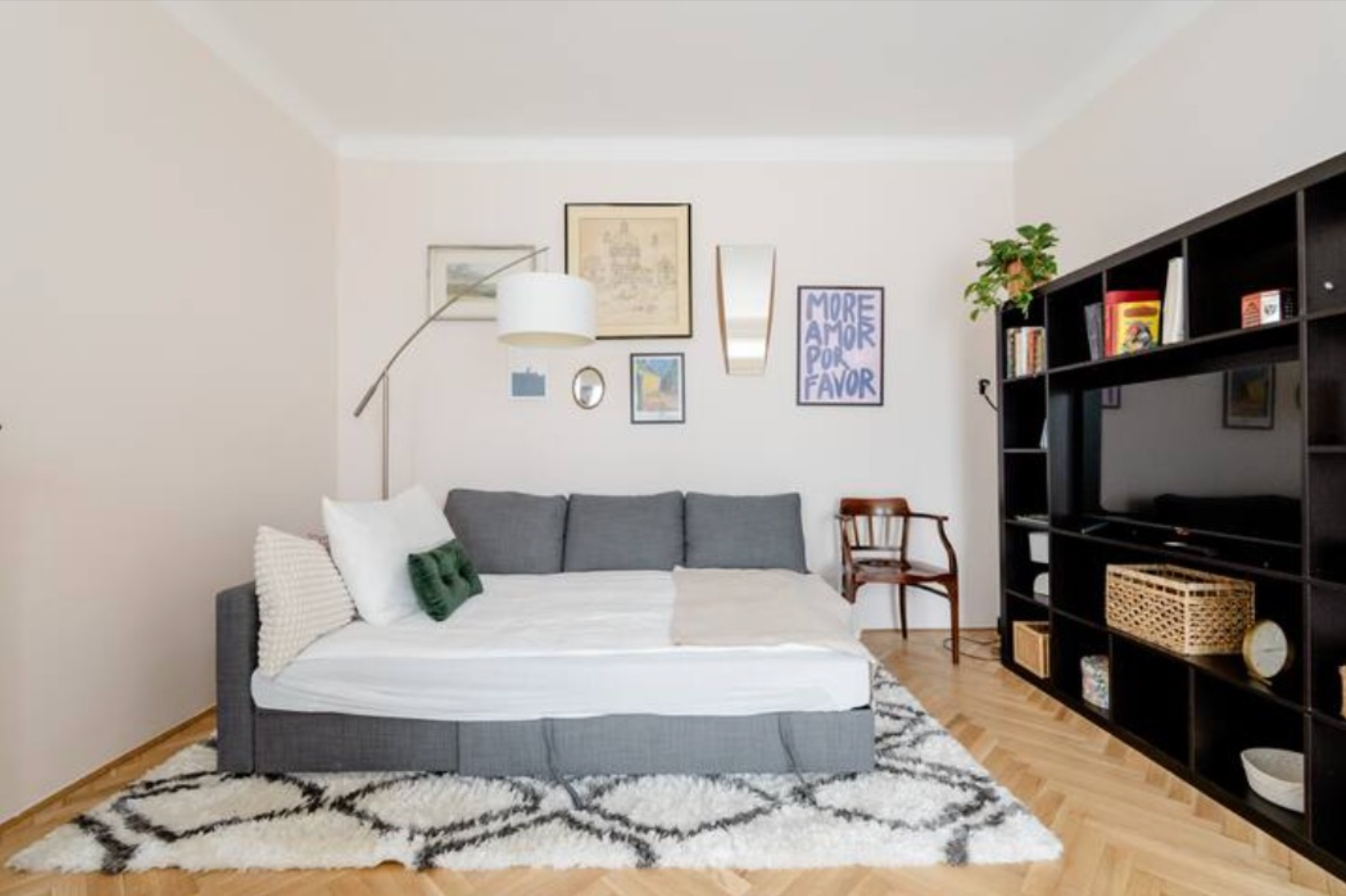 Wohnzimmer mit ausgezogener Couch | © Robert Hartinger