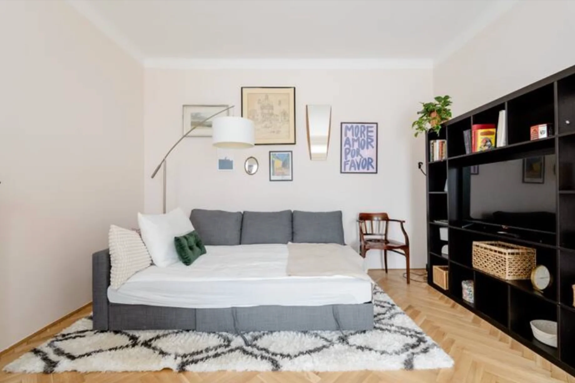 Wohnzimmer mit ausgezogener Couch | © Robert Hartinger