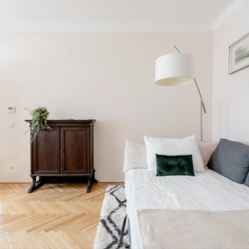 Wohnzimmer mit ausgezogener Couch Ansicht 2 | © Robert Hartinger