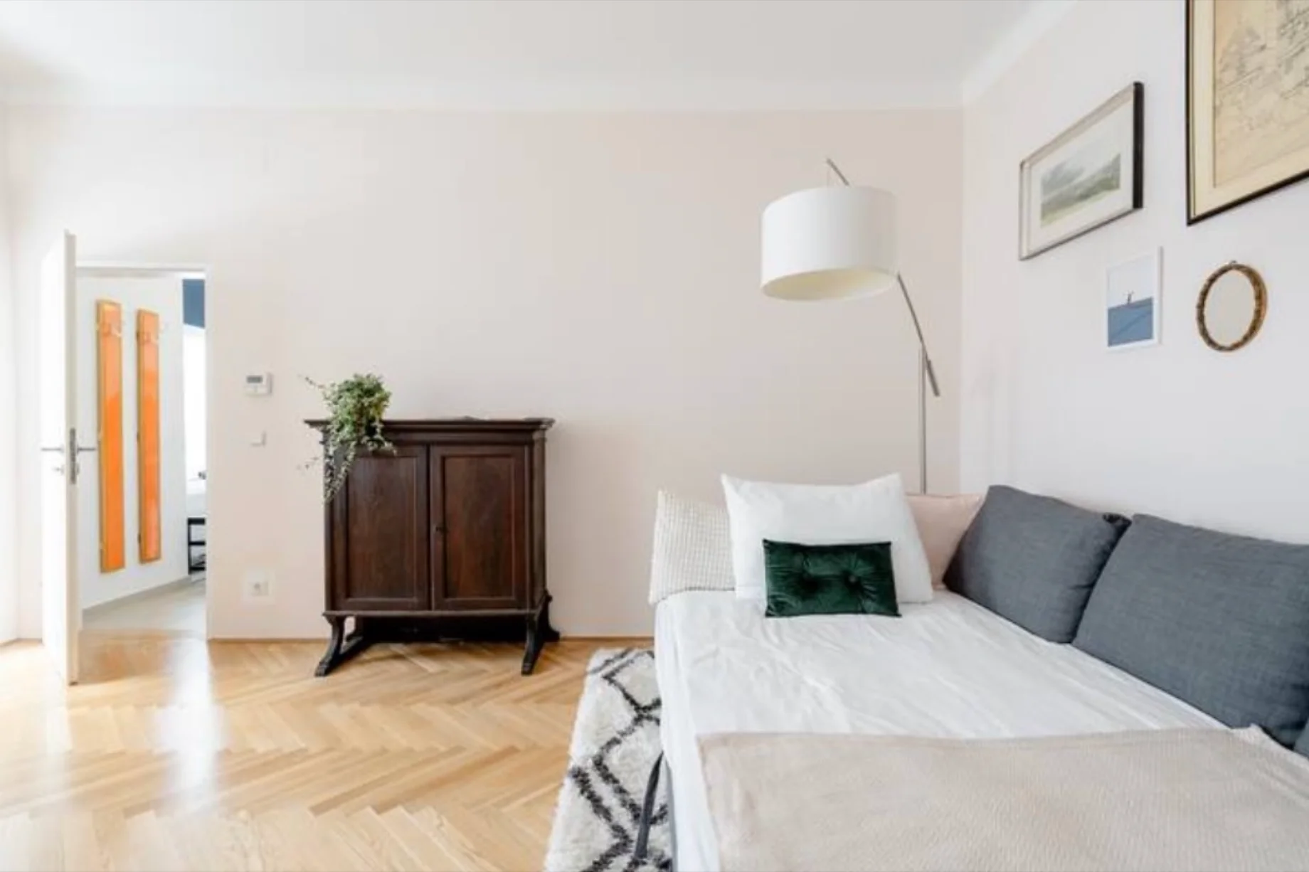 Wohnzimmer mit ausgezogener Couch Ansicht 2 | © Robert Hartinger