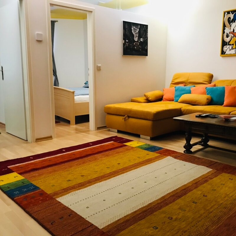 Helles Wohnzimmer mit Designsofa & Farbakzenten – 3-Zimmer Wohnung, Kurzzeitmiete & Wohnen auf Zeit für 1 bis 6 Monate in Wien