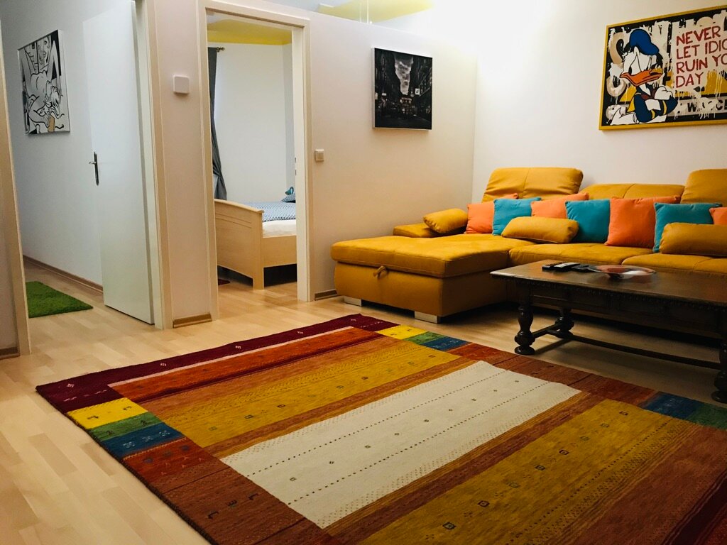 Helles Wohnzimmer mit Designsofa & Farbakzenten – 3-Zimmer Wohnung, Kurzzeitmiete & Wohnen auf Zeit für 1 bis 6 Monate in Wien