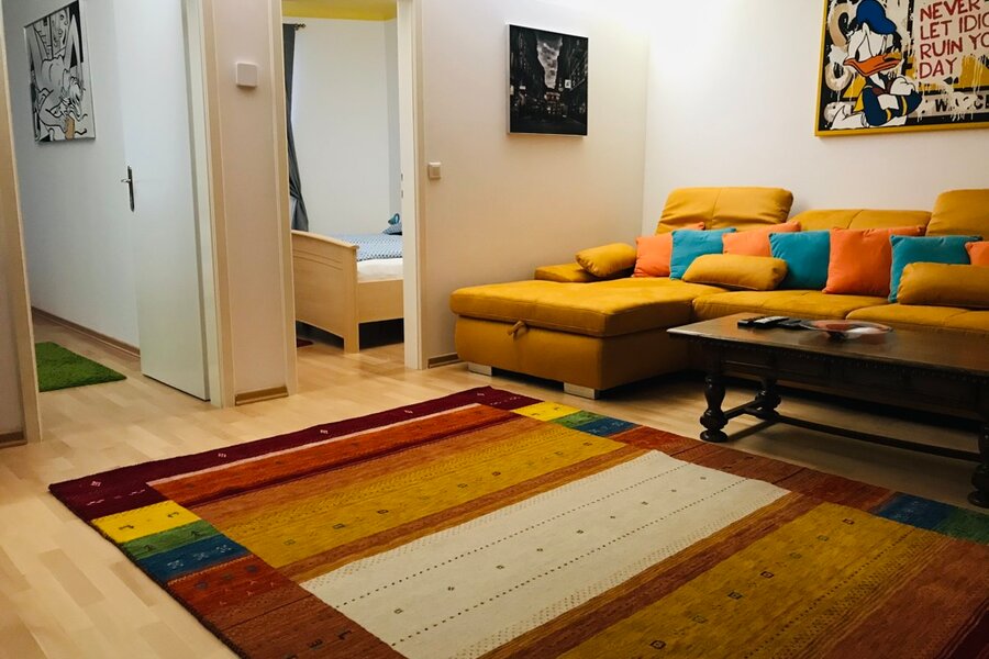 Helles Wohnzimmer mit Designsofa & Farbakzenten – 3-Zimmer Wohnung, Kurzzeitmiete & Wohnen auf Zeit für 1 bis 6 Monate in Wien