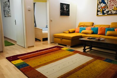 Helles Wohnzimmer mit Designsofa & Farbakzenten – 3-Zimmer Wohnung, Kurzzeitmiete & Wohnen auf Zeit für 1 bis 6 Monate in Wien