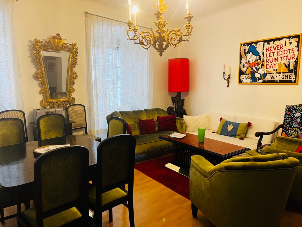 Stilvoller Wohnbereich mit Antiquitäten – 4-Zimmer Wohnung, Kurzzeitmiete & Wohnen auf Zeit für 1 bis 6 Monate in Wien