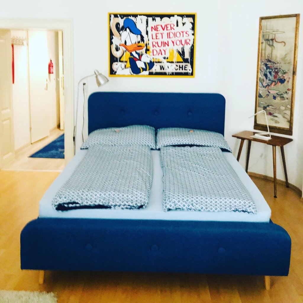 Möbliertes 1-Zimmer Apartment mit blauem Designerbett – Kurzzeitmiete & Wohnen auf Zeit für 1 bis 6 Monate in Wien