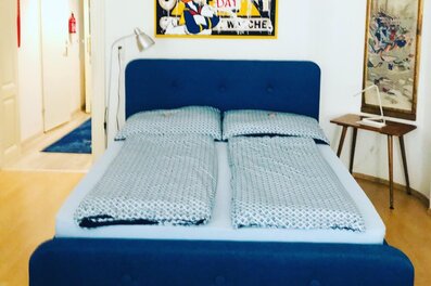 Möbliertes 1-Zimmer Apartment mit blauem Designerbett – Kurzzeitmiete & Wohnen auf Zeit für 1 bis 6 Monate in Wien