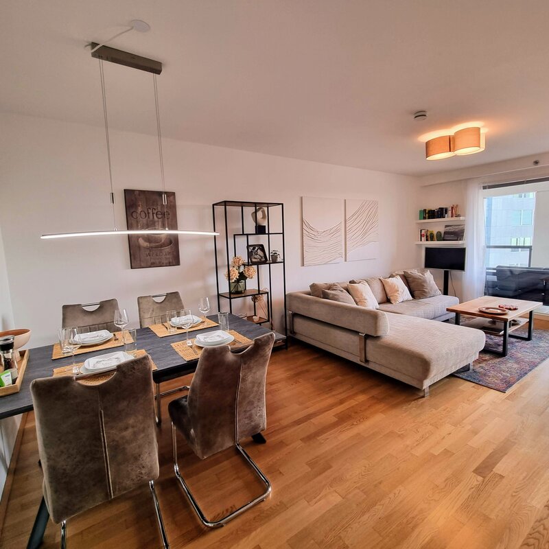 Wohnzimmer mit Essbereich und Fernblick vom Balkon | © G. Korntheil