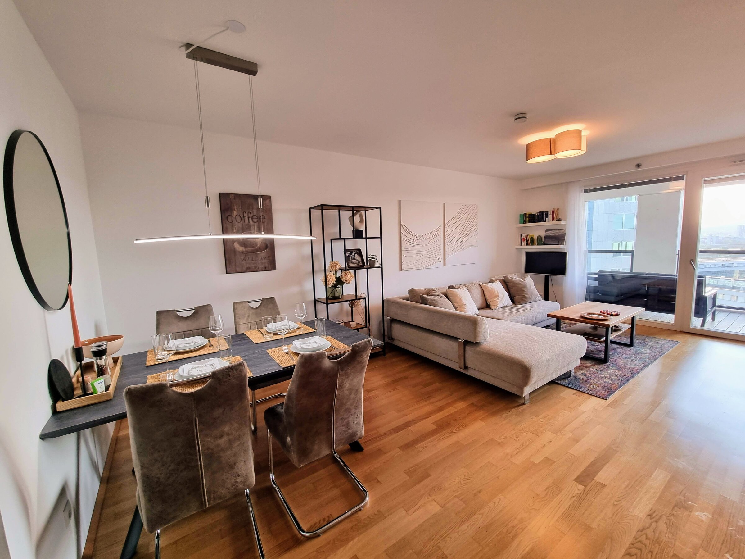 Wohnzimmer mit Essbereich und Fernblick vom Balkon | © G. Korntheil