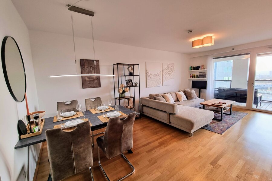 Wohnzimmer mit Essbereich und Fernblick vom Balkon | © G. Korntheil