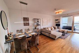 Wohnzimmer mit Essbereich und Fernblick vom Balkon | © G. Korntheil