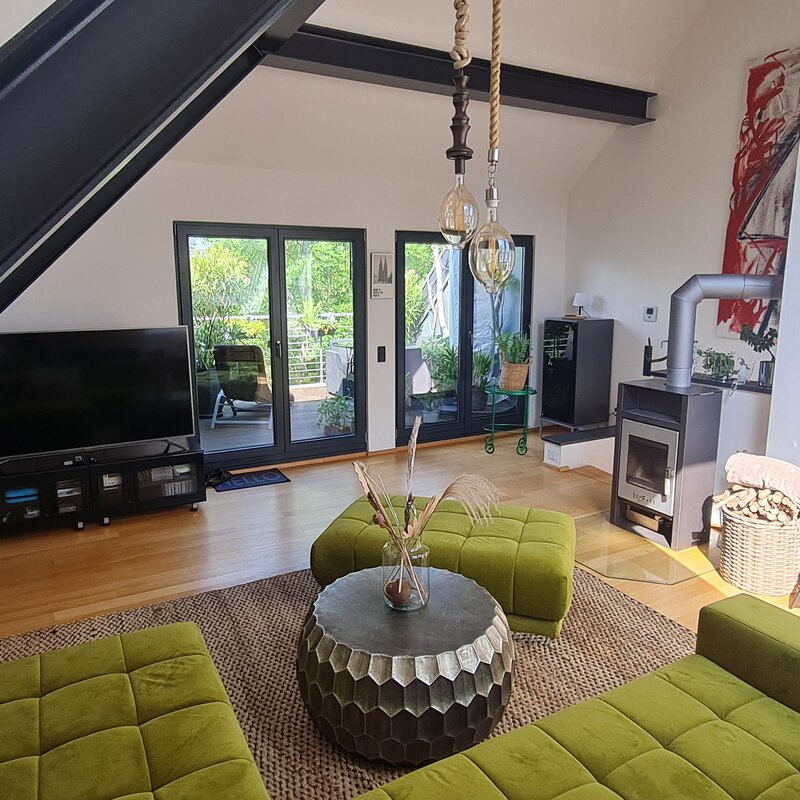 Lichtdurchflutetes Wohnzimmer im Haus mit Kamin & Dachterrasse – Kurzzeitmiete & Wohnen auf Zeit für 1 bis 6 Monate in Bonn