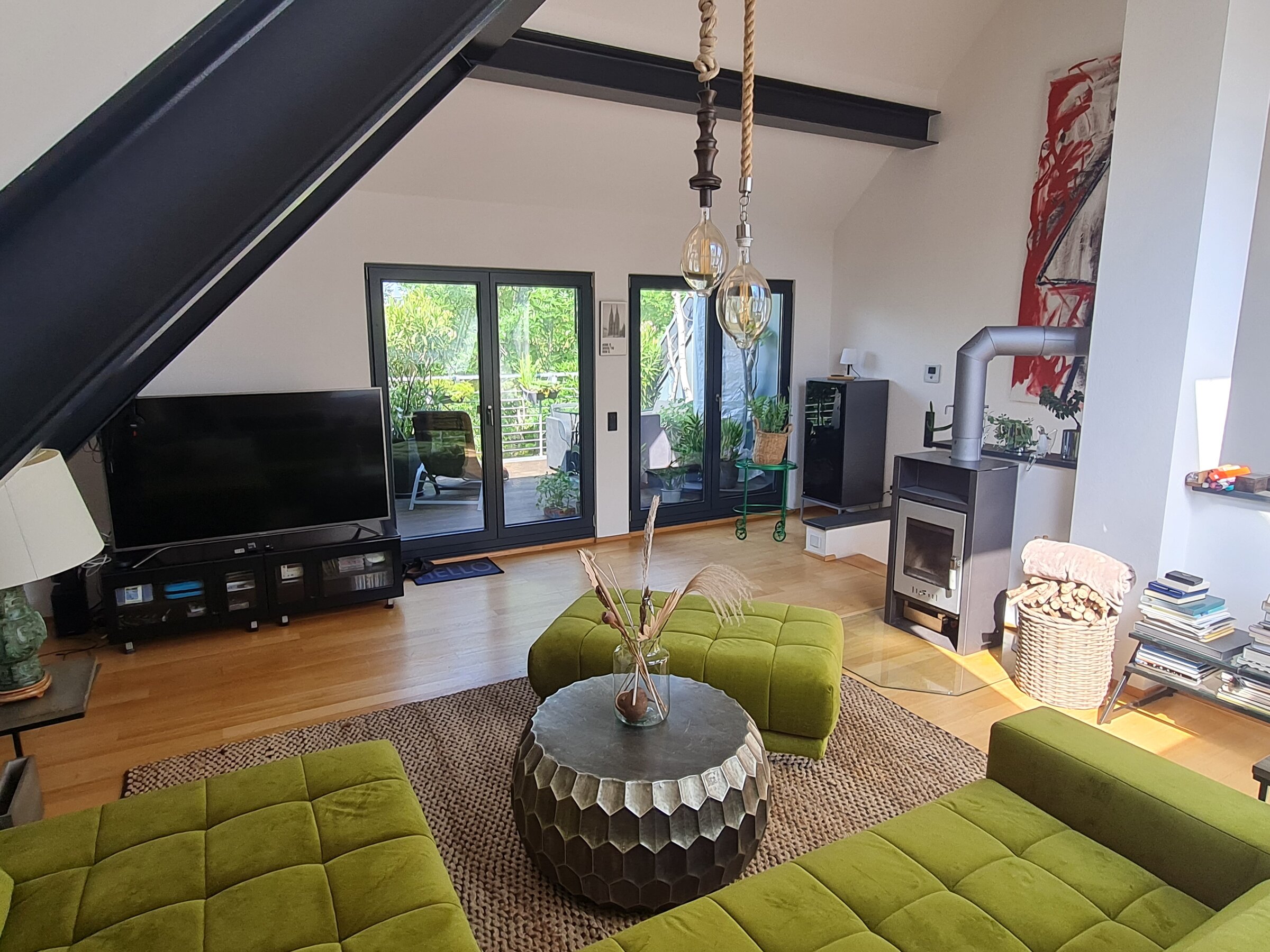 Lichtdurchflutetes Wohnzimmer im Haus mit Kamin & Dachterrasse – Kurzzeitmiete & Wohnen auf Zeit für 1 bis 6 Monate in Bonn