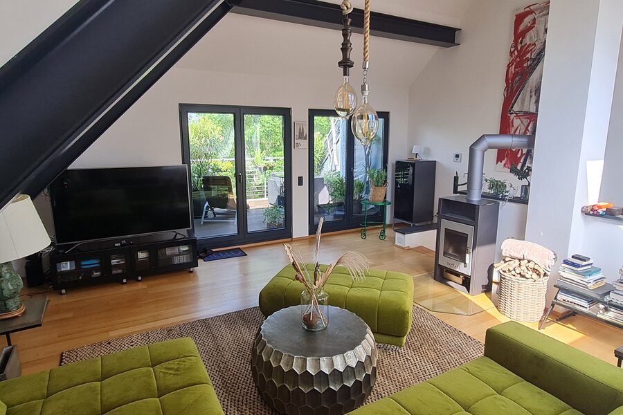 Lichtdurchflutetes Wohnzimmer im Haus mit Kamin & Dachterrasse – Kurzzeitmiete & Wohnen auf Zeit für 1 bis 6 Monate in Bonn