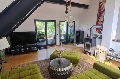 Lichtdurchflutetes Wohnzimmer im Haus mit Kamin & Dachterrasse – Kurzzeitmiete & Wohnen auf Zeit für 1 bis 6 Monate in Bonn