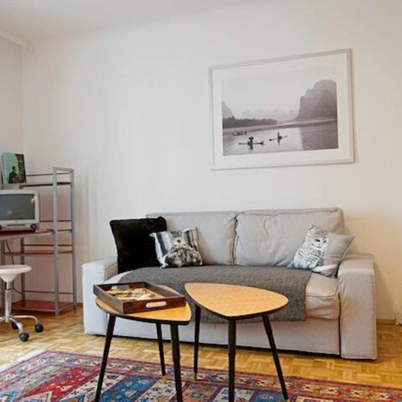 großzügiges Wohnzimmer mit TV und Arbeitsplatz