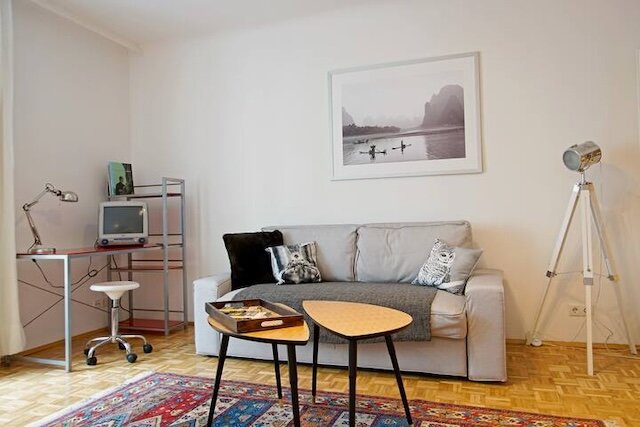 großzügiges Wohnzimmer mit TV und Arbeitsplatz