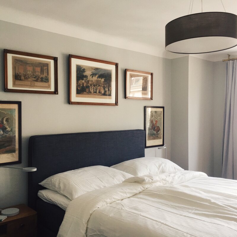 Elegantes Schlafzimmer mit Vintage-Kunstwerken – 2-Zimmer Wohnung zur Kurzzeitmiete & Wohnen auf Zeit für 1 bis 6 Monate in Wien