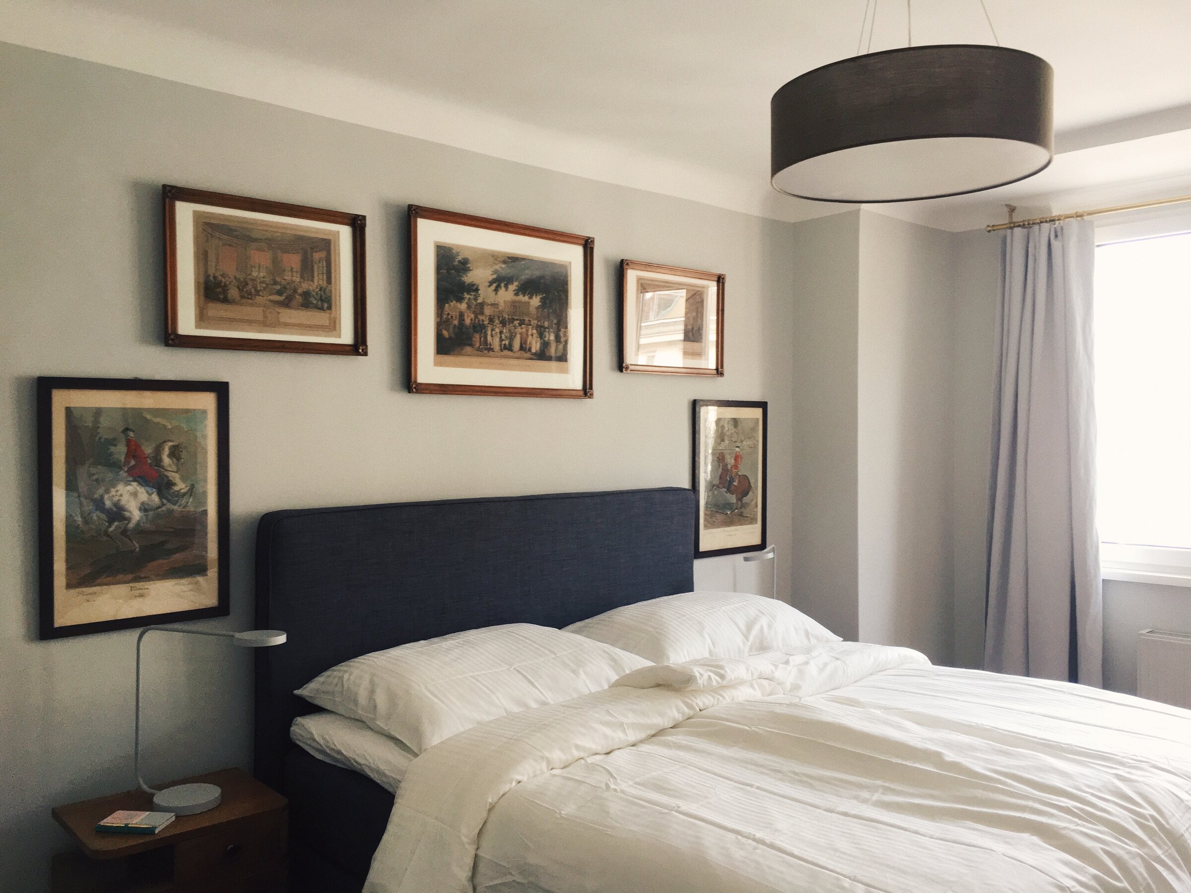 Elegantes Schlafzimmer mit Vintage-Kunstwerken – 2-Zimmer Wohnung zur Kurzzeitmiete & Wohnen auf Zeit für 1 bis 6 Monate in Wien