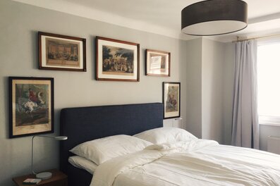 Elegantes Schlafzimmer mit Vintage-Kunstwerken – 2-Zimmer Wohnung zur Kurzzeitmiete & Wohnen auf Zeit für 1 bis 6 Monate in Wien