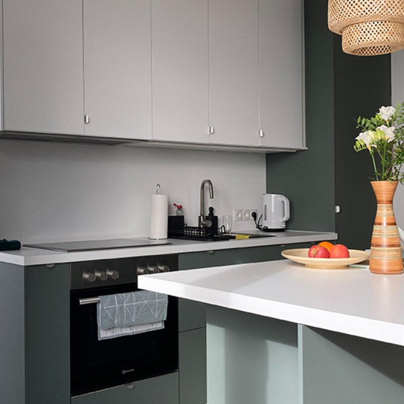 Küche mit Geschirrspüler, Backofen…