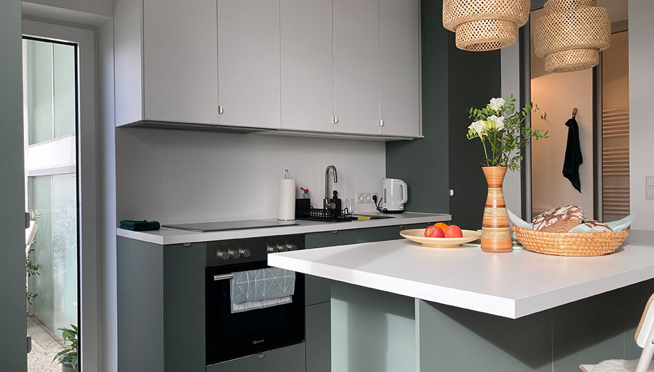 Küche mit Geschirrspüler, Backofen…