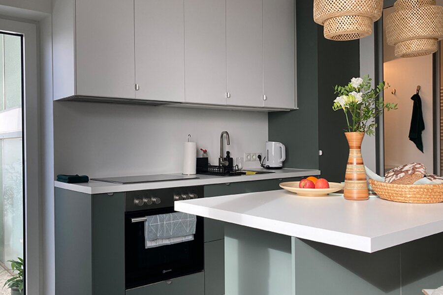 Küche mit Geschirrspüler, Backofen…