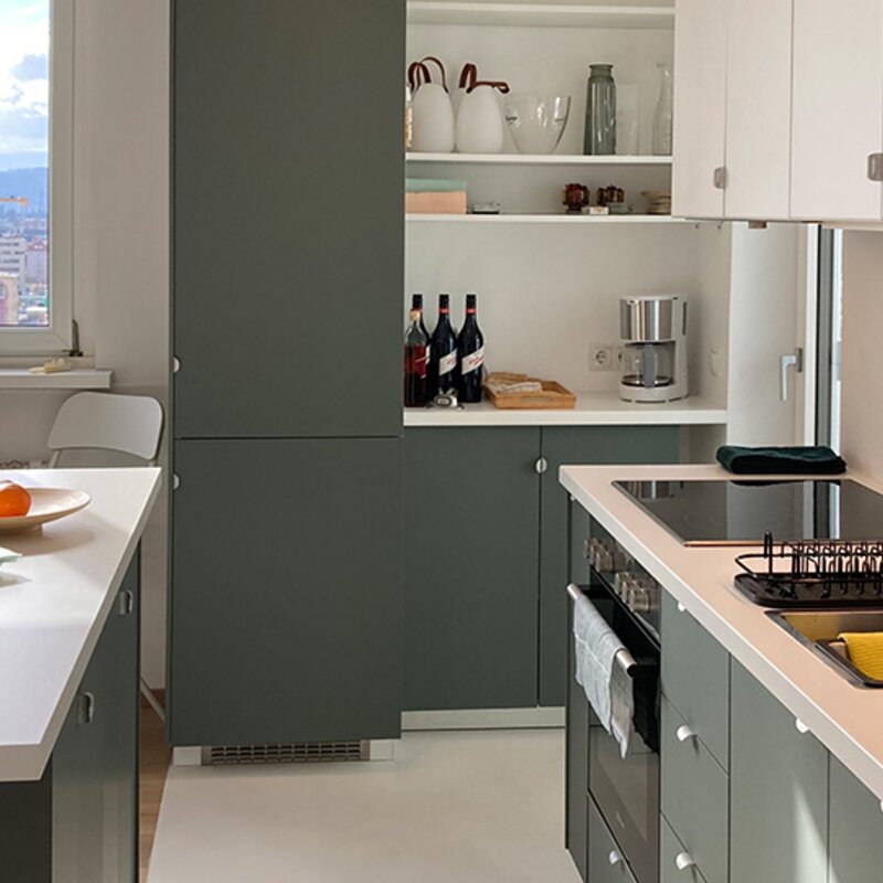 Kühl- und Gefrierkombination, eingebaute Waschmaschine